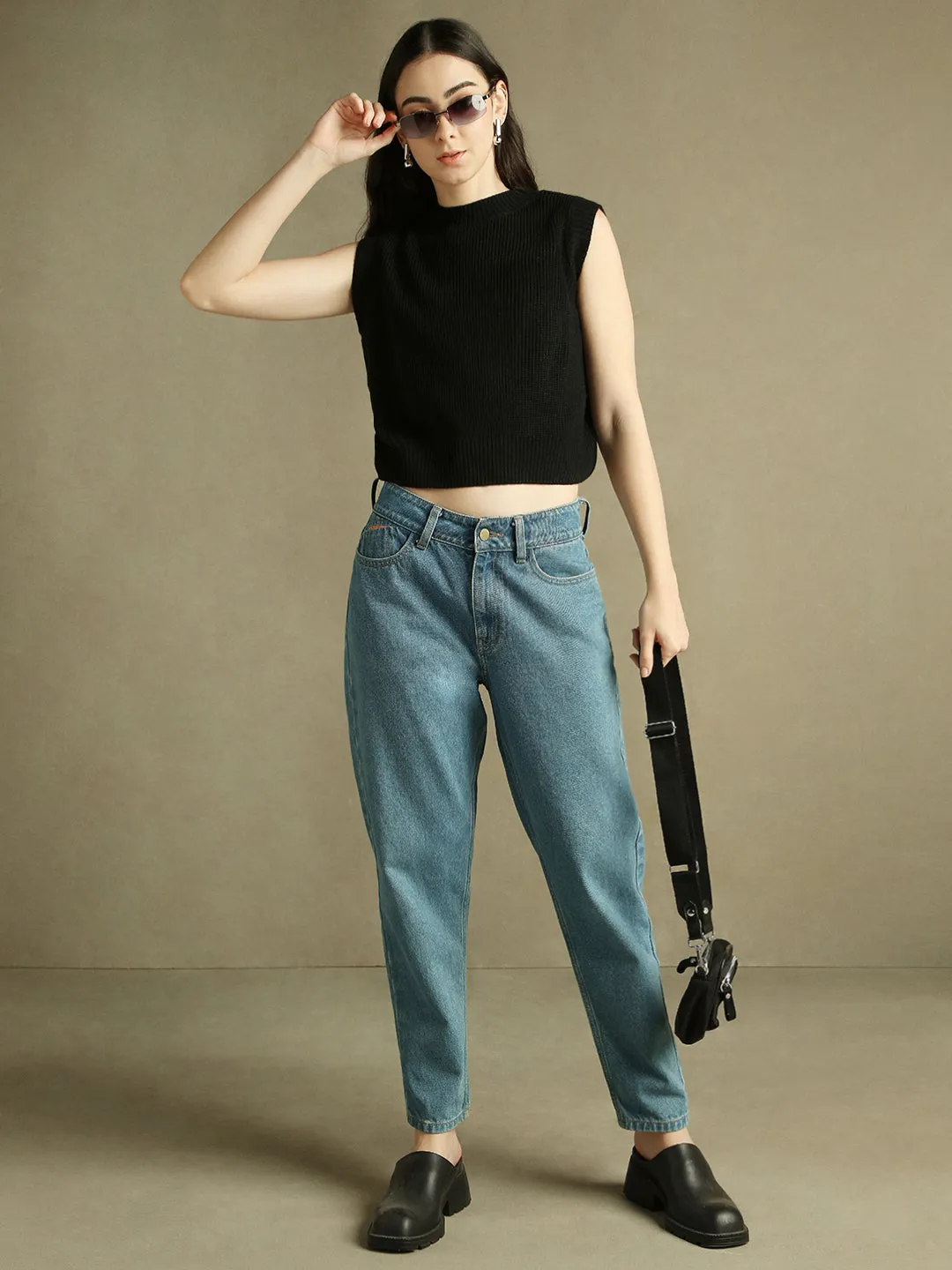 DL Woman Black Solid Round Neck Sweater Vest