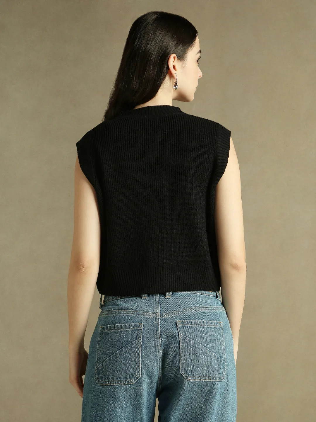 DL Woman Black Solid Round Neck Sweater Vest