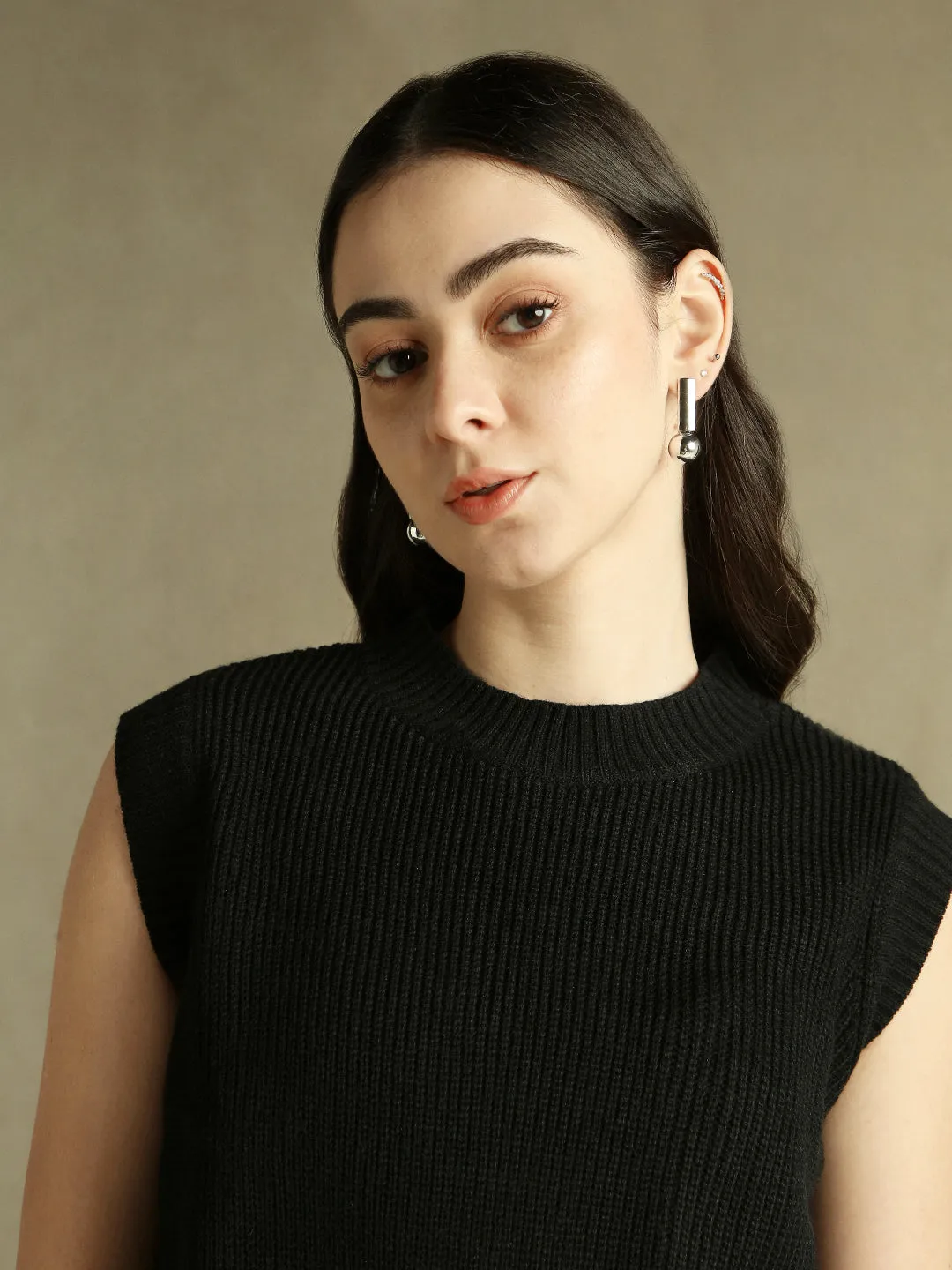 DL Woman Black Solid Round Neck Sweater Vest