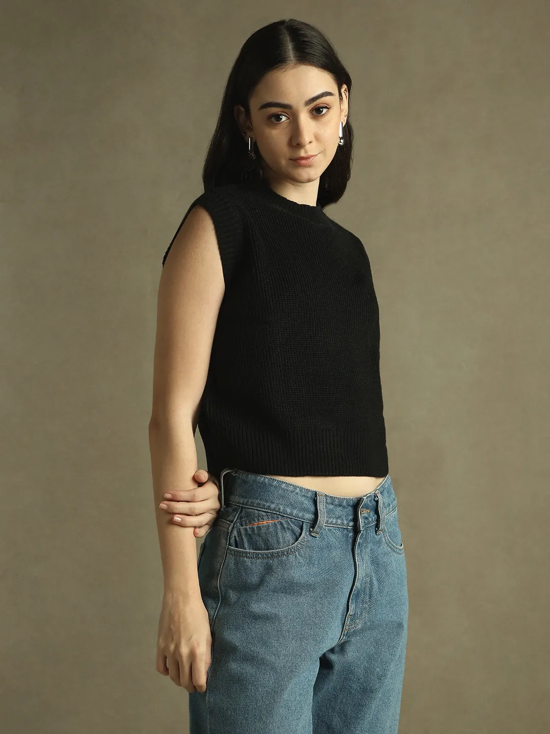 DL Woman Black Solid Round Neck Sweater Vest
